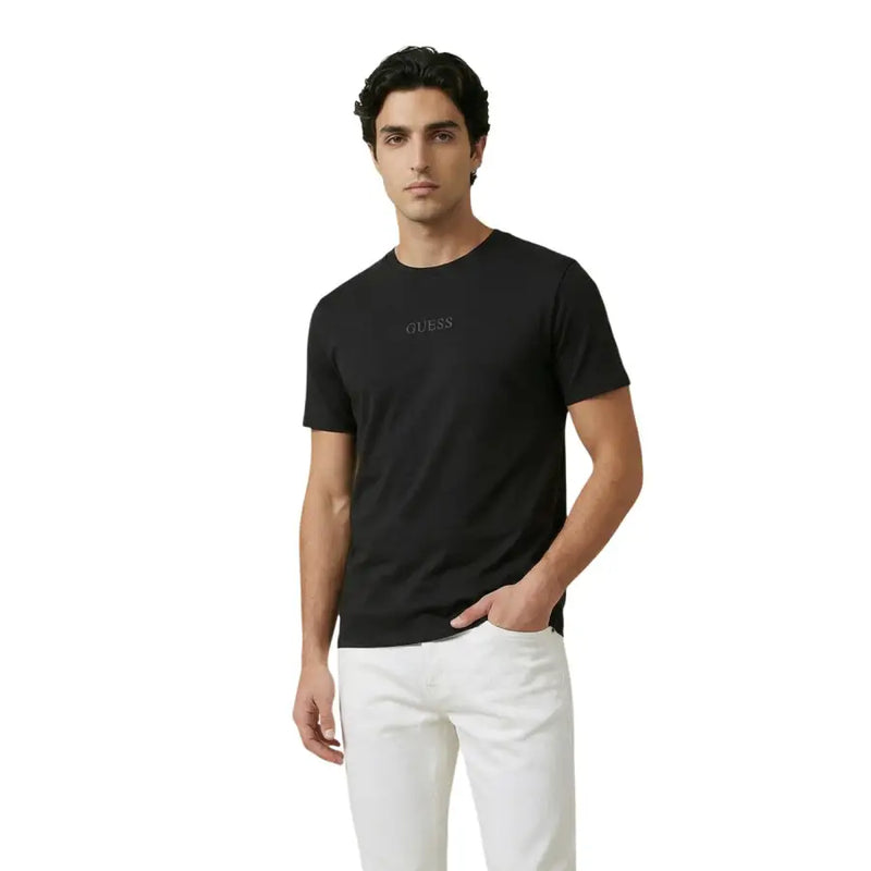 Noir Guess hommes t-shirt en coton avec un logo brodé discret sur la poitrine pour une tenue décontractée
