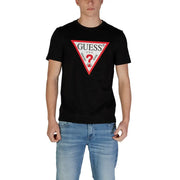 Noir Guess hommes t-shirt avec un logo triangulaire rouge et blanc audacieux, le nom de la marque et le texte « jeans délavés ».