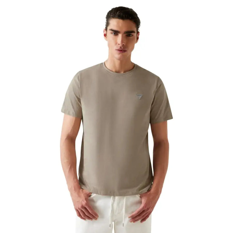 Guess T-shirt homme bleu à manches courtes en mélange coton modal, d'un élégant vert olive, avec un logo brodé discret sur la poitrine gauche.
