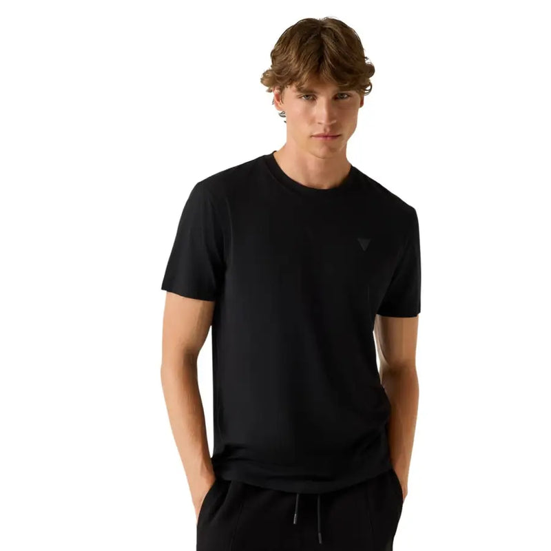 Guess T-shirt homme noir à manches courtes en mélange coton modal avec logo triangulaire brodé discret sur la poitrine gauche