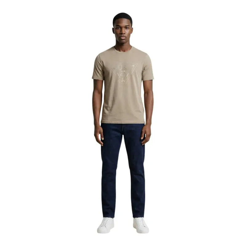 Beige Guess hommes t-shirt à manches courtes et orné d'un discret imprimé graphique blanc sur la poitrine