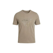 Beige Guess hommes t-shirt avec un logo triangulaire métallique imprimé sur la poitrine pour une tenue décontractée
