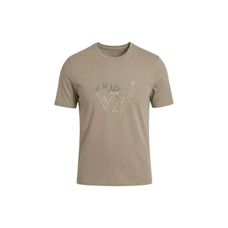 Beige Guess hommes t-shirt avec un logo triangulaire métallique imprimé sur la poitrine pour une tenue décontractée