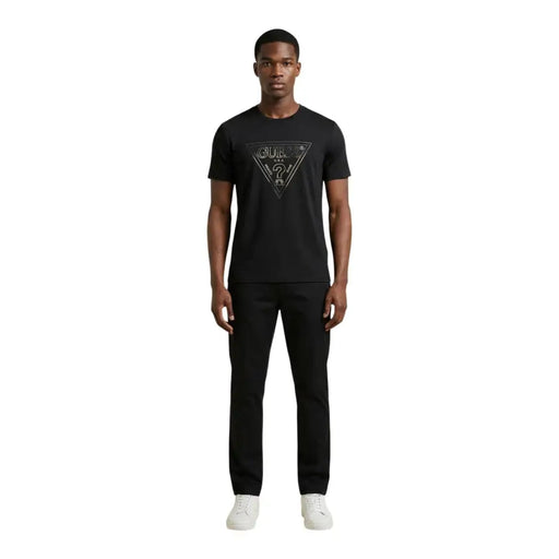 Noir Guess hommes t-shirt orné d'un logo triangulaire argenté avec le nom de la marque et un point d'interrogation sur le devant