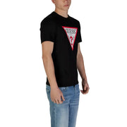 Guess hommes t-shirt en noir avec un logo triangulaire rouge et blanc audacieux sur la poitrine pour une tenue décontractée