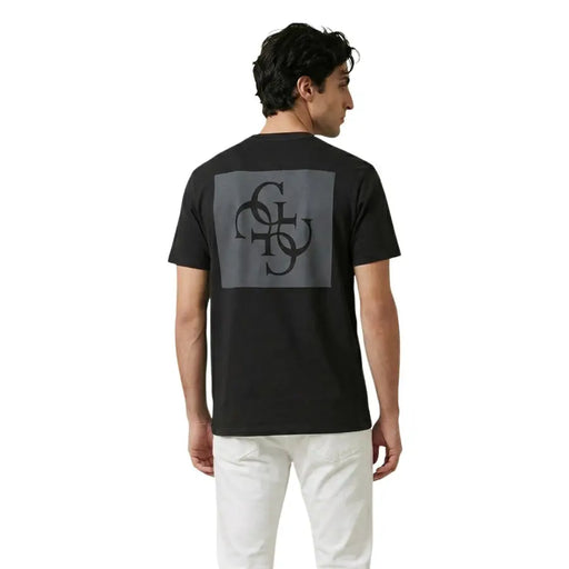 Dos noir Guess hommes t-shirt avec un écusson rectangulaire gris orné d'un monogramme noir complexe