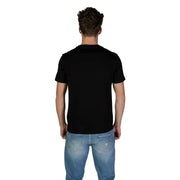 Guess hommes t-shirt T-shirt noir à manches courtes et col rond en coton doux porté par un mannequin