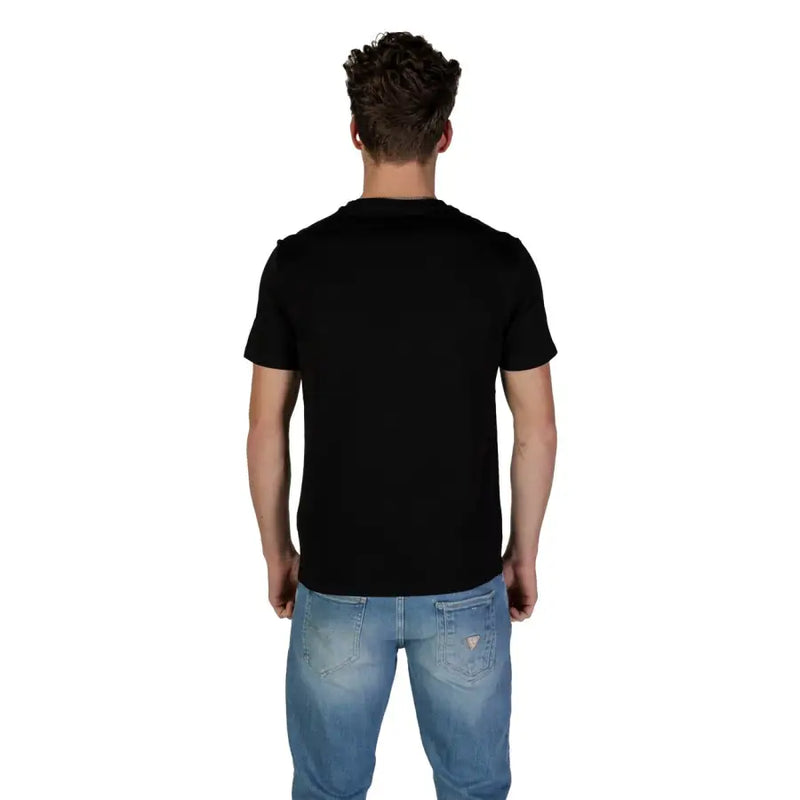 Guess hommes t-shirt T-shirt noir à manches courtes et col rond en coton doux porté par un mannequin