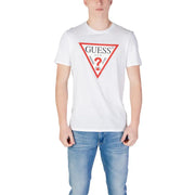 Blanc Guess hommes t-shirt avec un logo triangulaire rouge vif et des textes et graphismes noirs sur le devant