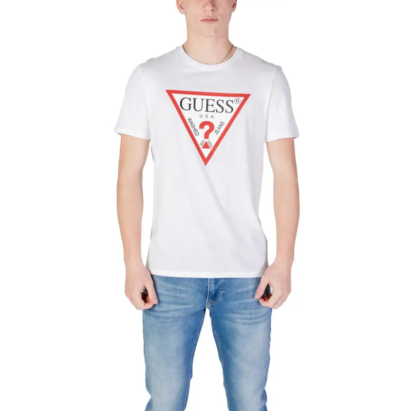 Blanc Guess hommes t-shirt avec un logo triangulaire rouge vif et des textes et graphismes noirs sur le devant