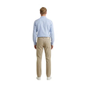 Vue arrière de guess Pantalon chino slim fit Angels en mélange de coton beige pour homme, avec une texture subtile et un écusson logo.
