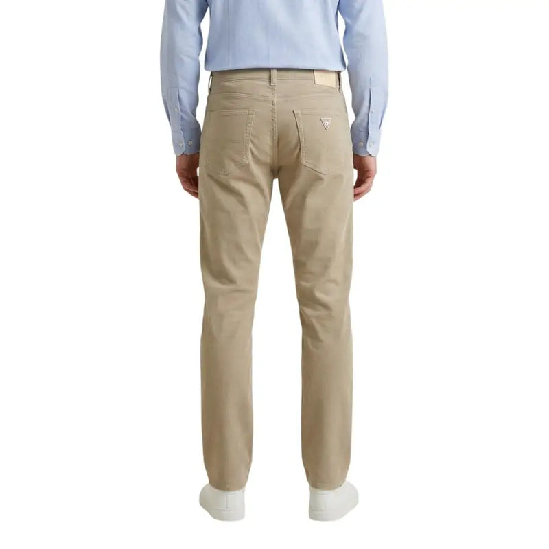 Beige guess Pantalon pour homme en mélange de coton, dévoilant l'arrière, avec une coupe classique à cinq poches et un logo discret.