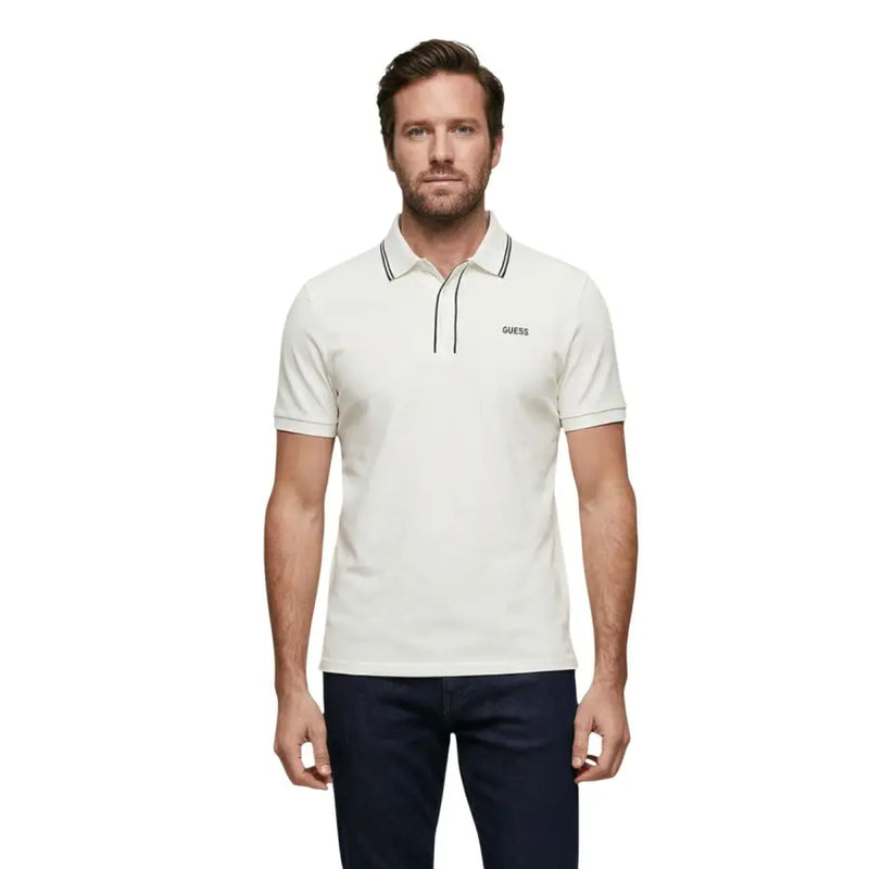 couleur crème Guess Polo homme à manches courtes en mélange de coton avec bordure noire au col et à la patte de boutonnage