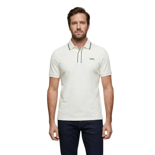 couleur crème Guess Polo homme à manches courtes en mélange de coton avec bordure noire au col et à la patte de boutonnage