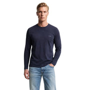T-shirt bleu marine en coton, coupe ajustée, manches longues et col rond t-shirt avec des broderies subtiles Guess logo sur la poitrine gauche
