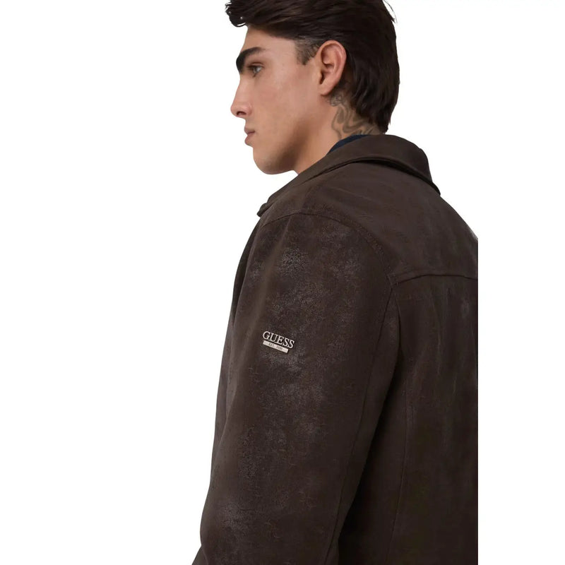 Guess Blazer zippé pour homme en similicuir marron à monogramme, composé d'une veste en daim marron foncé à la texture subtile et broderie logo.
