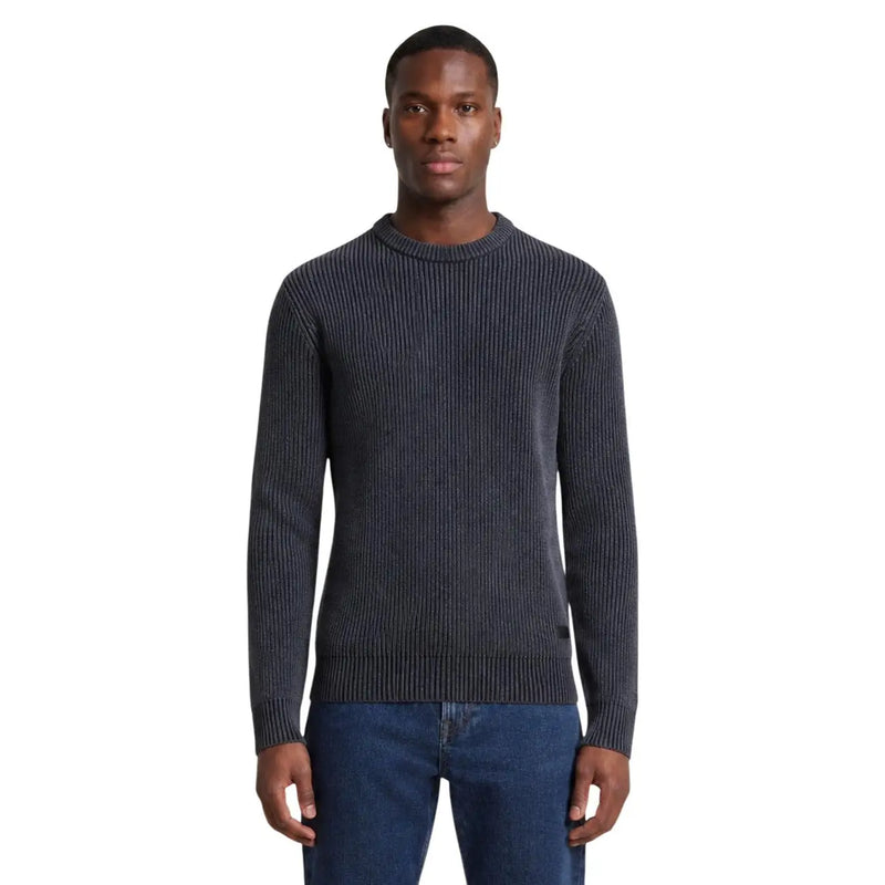 Guess Pull Manny pour homme en maille côtelée gris foncé, col rond et texture subtile (vue de face)