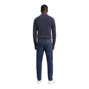 Guess Pull Manny pour homme en maille côtelée bleu foncé, porté avec un jean slim, vue de face