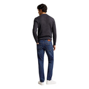 Guess Pull NESTOR pour homme en denim bleu foncé, cinq poches et empiècement en cuir marron, vue de dos