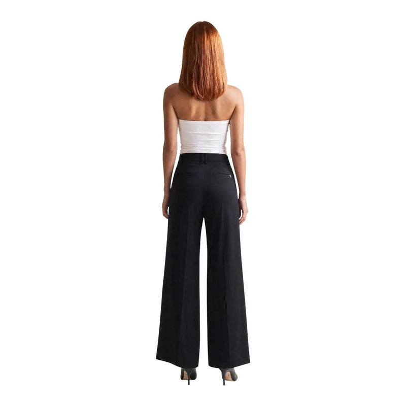 Guess Pantalon Bastienne pour femme, jambes larges, en viscose noire, coupe élégante et poches avant discrètes.