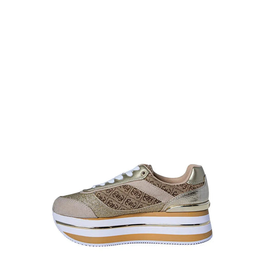 Guess Baskets compensées beiges dorées pour femmes, avec tige en polyester pailleté et semelles superposées blanches et beiges.