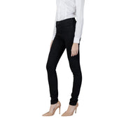 Guess Jean en denim stretch noir en coton pour femme, coupe skinny taille haute et silhouette élégante.