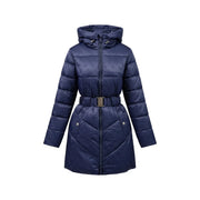 Guess Veste d'hiver pour femme en polyamide noir à capuche, ornée d'un matelassage bleu marine et d'une boucle de ceinture métallique.