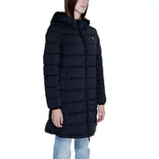 Guess Doudoune matelassée noire à capuche pour femme, en polyester, avec un logo triangulaire discret sur la poitrine
