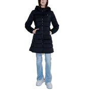 Doudoune d'hiver noire matelassée à capuche pour femme par Guess avec fermeture éclair sur le devant et logo discret sur la poitrine en polyester
