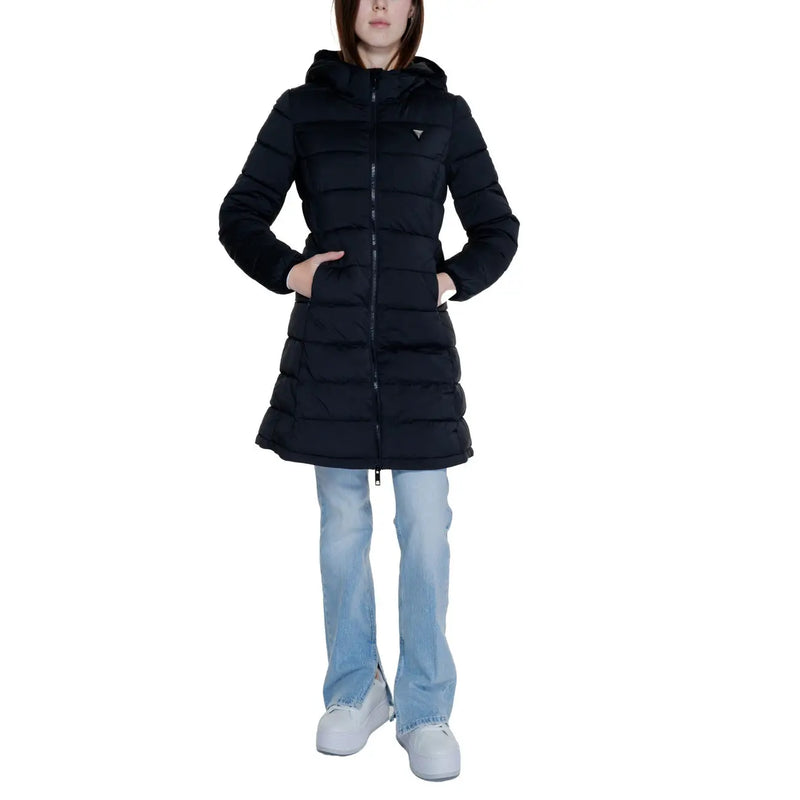 Doudoune d'hiver noire matelassée à capuche pour femme par Guess avec fermeture éclair sur le devant et logo discret sur la poitrine en polyester