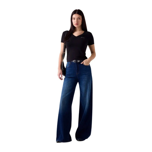 Jean en denim bleu foncé à jambes larges, coupe droite et délavage délavé, associé à guess T-shirt noir en modal lycra à col en V pour femme