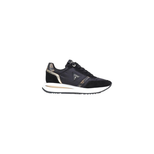 Guess Baskets noires pour femmes en polyester avec détails métallisés dorés et camouflage, semelle intermédiaire blanche et semelle extérieure noire.