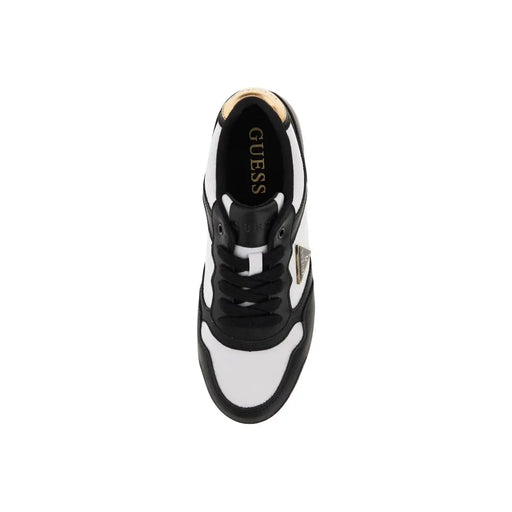 Noir et blanc Guess Baskets pour femmes avec des détails de marque dorés, fabriquées en polyuréthane.