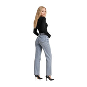 Guess Pull en maille viscose noire à col rond pour femme, porté avec un jean en denim clair à coupe droite et coutures apparentes.
