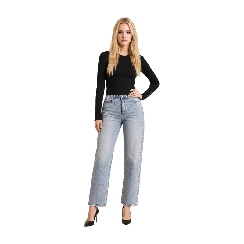 Guess Pull en maille viscose noire à col rond pour femme, porté avec un jean droit taille haute délavé clair