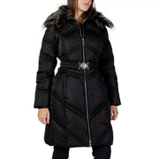 Guess Doudoune longue d'hiver noire pour femme, en mélange de coton, fermeture éclair, capuche doublée de fourrure et boucle de ceinture argentée.