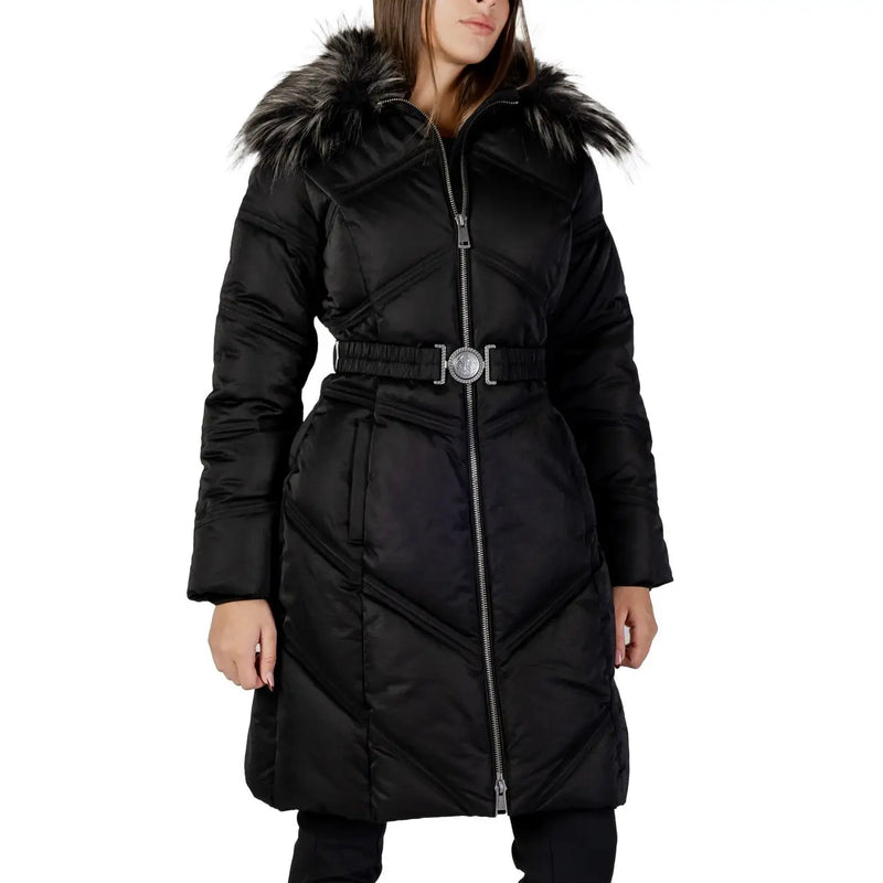 Guess Doudoune longue d'hiver noire pour femme, en mélange de coton, fermeture éclair, capuche doublée de fourrure et boucle de ceinture argentée.