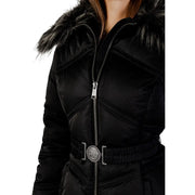 Guess Doudoune noire matelassée pour femme, en mélange de coton, avec capuche doublée de fausse fourrure et boucle de ceinture argentée.