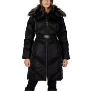 Guess Veste d'hiver longue matelassée noire pour femme, en mélange de coton, avec capuche doublée de fourrure et boucle de ceinture argentée