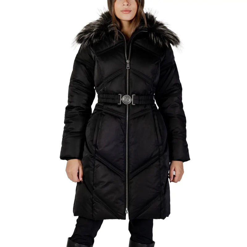 Guess Veste d'hiver longue matelassée noire pour femme, en mélange de coton, avec capuche doublée de fourrure et boucle de ceinture argentée