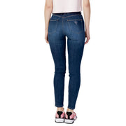 vue arrière de guess Jean slim en denim bleu pour femme, mélange de coton, de couleur bleu foncé, avec logo triangulaire sur la poche