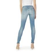 verso de guess Jean en denim bleu pour femme, mélange de coton tissé, coupe slim, délavage clair et subtilement délavé, avec logo