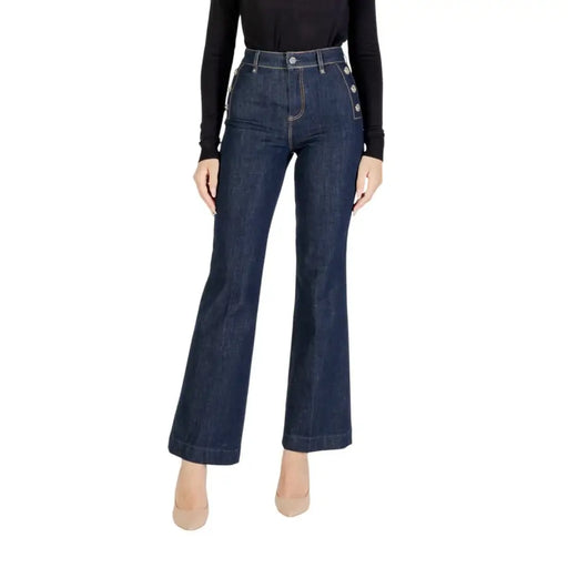 Woman wearing Guess Blue Jeans with high waist and decorative hip buttons
