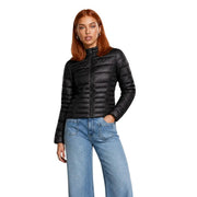 Guess Veste femme marron en polyester à motifs géométriques, présentée ici comme une doudoune matelassée noire à texture losanges et fermeture éclair intégrale