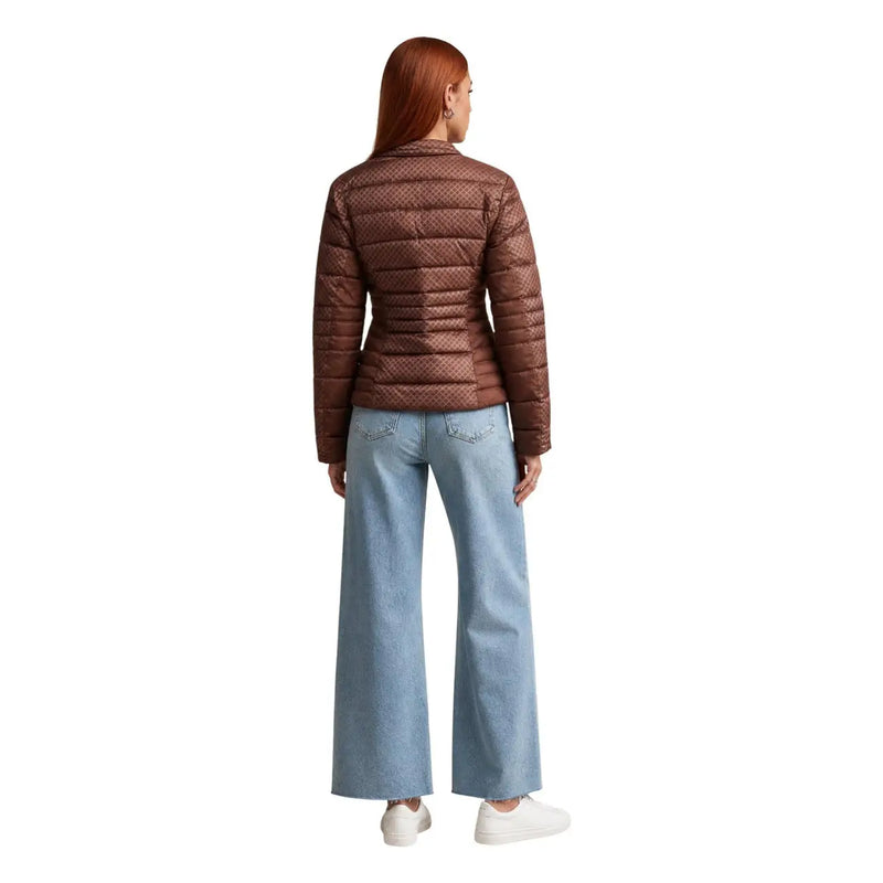 Guess Doudoune matelassée marron pour femme, ornée d'un subtil motif géométrique en losanges, confectionnée en polyester.