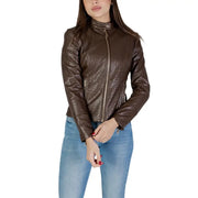 Guess Blazer motard en cuir marron pour femme, orné d'un motif matelassé en losanges et de fermetures éclair dorées.