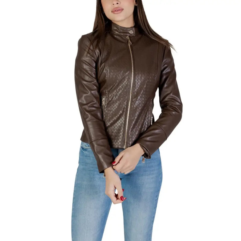 Guess Blazer motard en cuir marron pour femme, orné d'un motif matelassé en losanges et de fermetures éclair dorées.