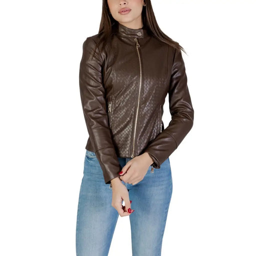 Guess Blazer motard en cuir marron pour femme, orné d'un motif matelassé en losanges et de fermetures éclair dorées.