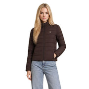 Une doudoune matelassée en polyester marron foncé avec col montant et fermeture éclair et guess logo sur la poitrine gauche pour femmes