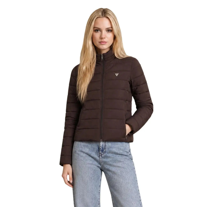 Une doudoune matelassée en polyester marron foncé avec col montant et fermeture éclair et guess logo sur la poitrine gauche pour femmes